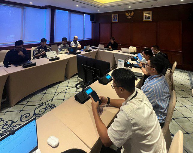 Un'immagine che ritrae dispositivo elettronico, mobilia, tavolo, scrivania e sedia.